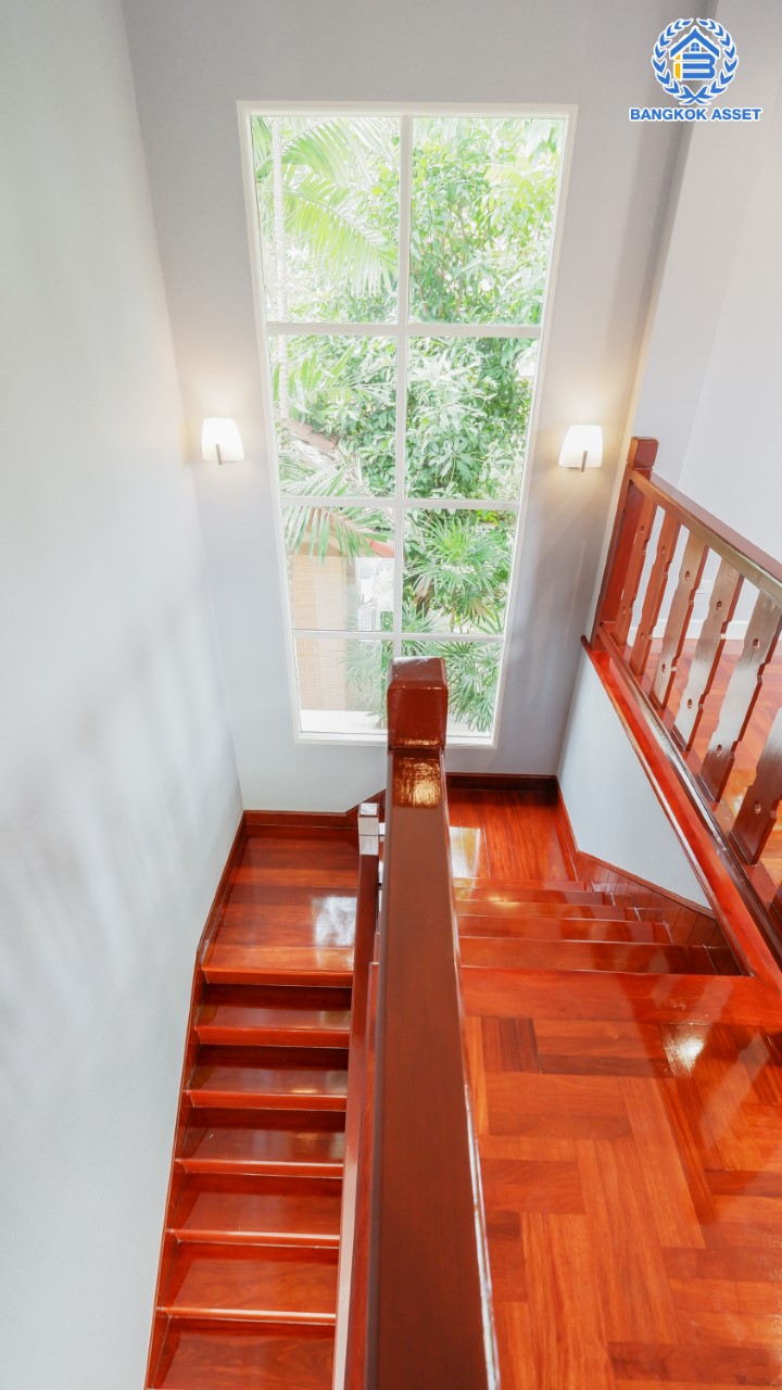 บ้านมือสองตกแต่งใหม่ ม.วรารมย์ เพชรเกษม81 แบรนด์ Q.House รองรับทุกความสุข เนื้อที่ 104 ตร.ว. ฟังก์ชัน 4 ห้องนอน 4 ห้องน้ำ (มีเรือนรับรองด้านข้าง พร้อมห้องน้ำในตัว) จอดรถได้ 2 คัน บนทำเลใกล้ The Mall บางแค และเชื่อมต่อ ถ.พุทธมณฑลสาย4 และ ถ.กาญจนาฯ